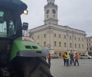 Rolnicy z traktorami wjechali na rynek