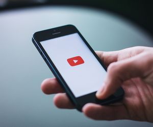 Jak oglądać YouTube z WYGASZONYM ekranem? Ten PROSTY trik uruchamia działanie w tle!