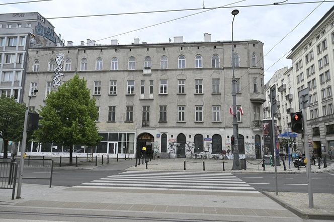 „To co robi miasto, to skandal”. Warszawa sprzedaje zabytkową kamienicę w centrum za grube miliony
