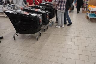 Tajemnicze wózki w Auchan w Olsztynie. Sprawdziliśmy, co było w środku. Zobacz zdjęcia!