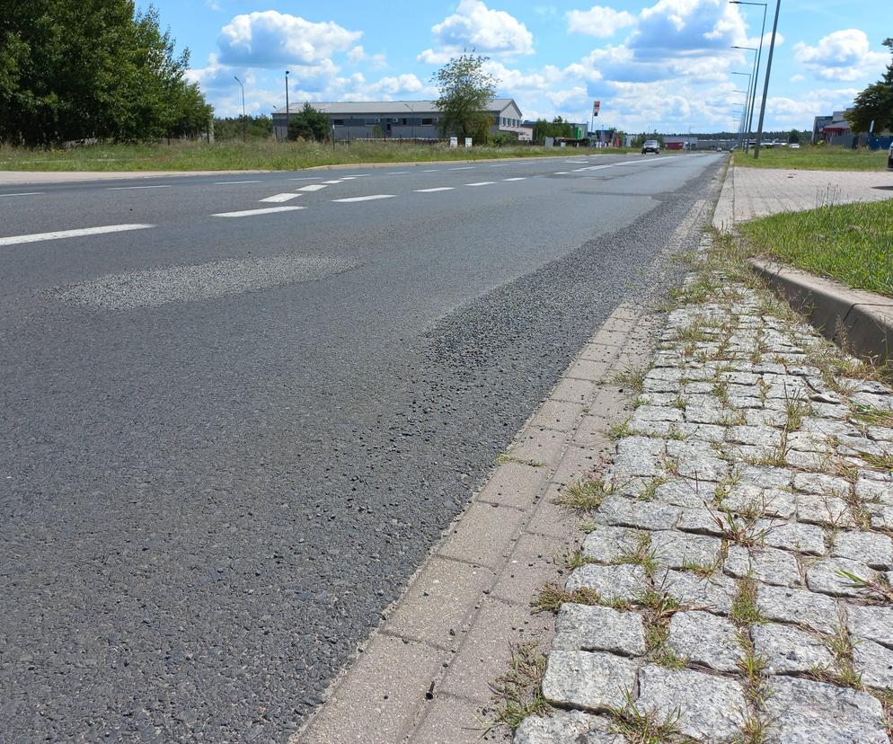 Tak się łata dziury na ulicach Leszna. Grys pryska spod kół