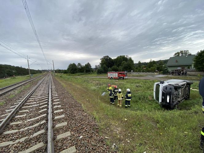 Na przejeździe kolejowym w Wąchocku pociąg uderzył w busa