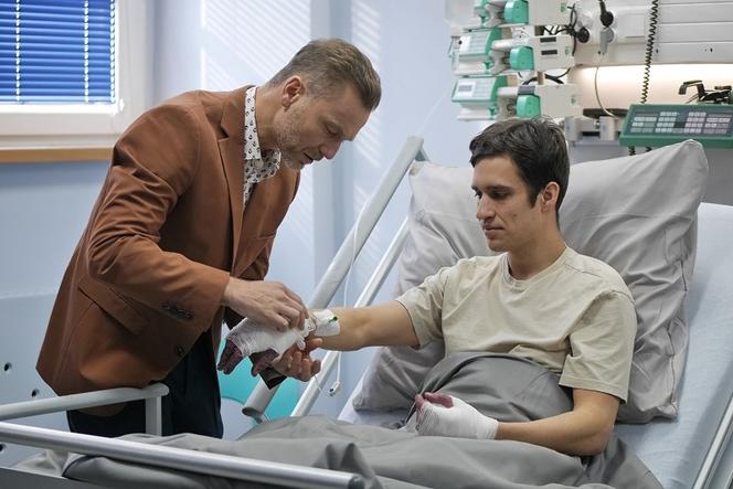 Pierwsza miłość, odcinek 3623: Filip Wenerski (Dominik Smaruj), Adam (Krystian Wieczorek)