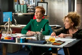 BrzydUla 2 odc. 108. Iza Gajda (Dominika Kluźniak), krawcowa Gutowska (Hanna Klepacka)