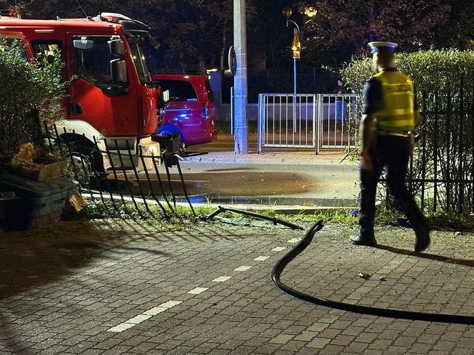 Makabryczny wypadek na Mokotowie. Motocyklista zderzył się z autem i wpadł na parking