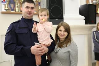 W lubelskiej policji jest więcej mundurowych. Za nimi uroczyste ślubowanie