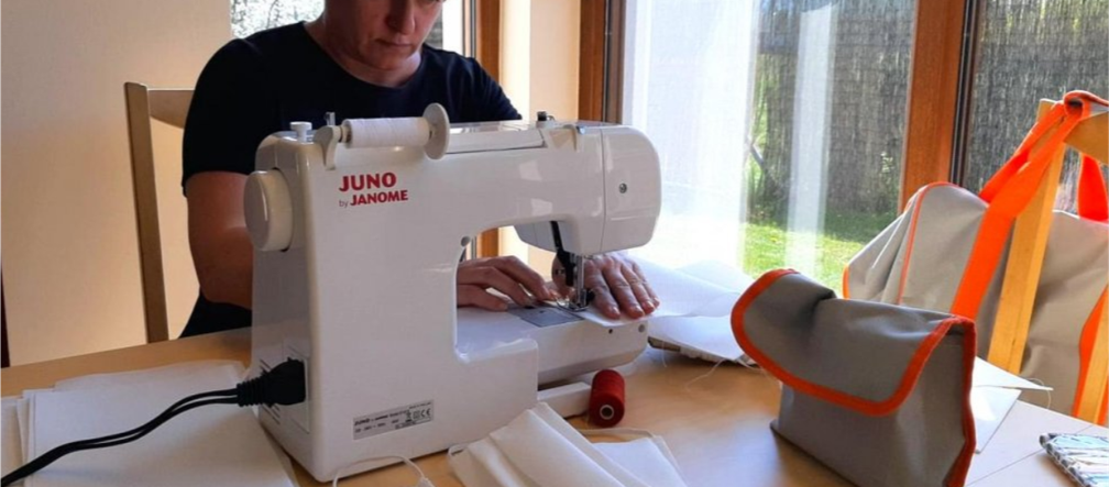 Opole: Policjantka szyje maseczki ochronne