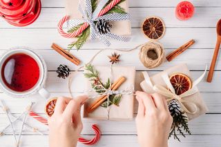 Pakowanie prezentów na Gwiazdkę