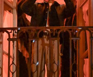 Maciej Musiał całował ukochaną na balkonie