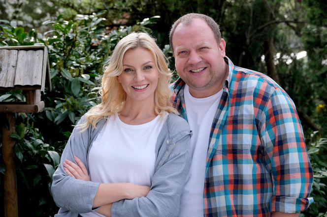 M jak miłość odc. 1873 po wakacjach. Jagoda (Katarzyna Kołeczek), Tadeusz (Bartłomiej Nowosielski)