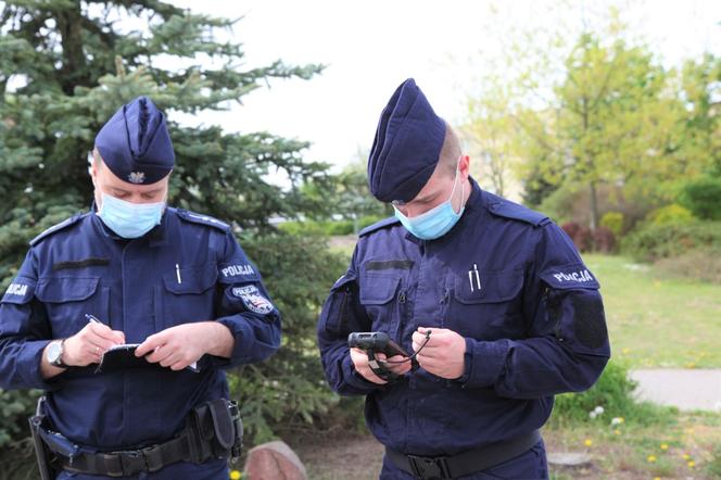 Żarscy policjanci kontrolują czy przestrzegamy nowych przepisów sanitarnych. 