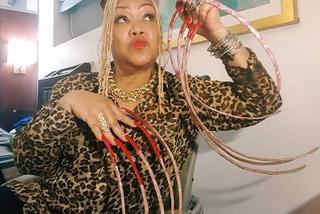 Nożycoręka! Ma paznokcie metrowej długości