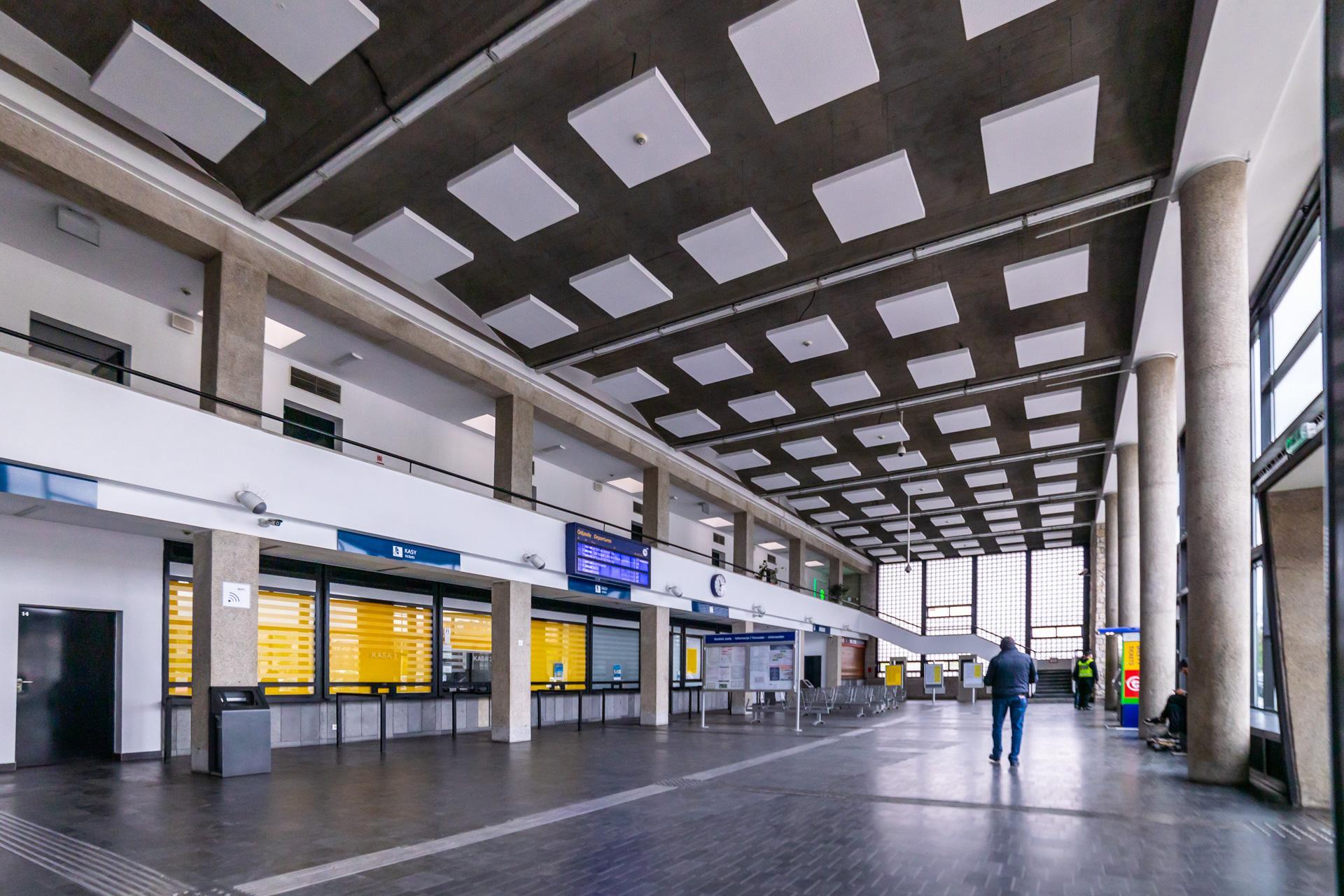 Warszawa Stadion PKP - zdjęcia stacji w kształcie łupiny orzecha