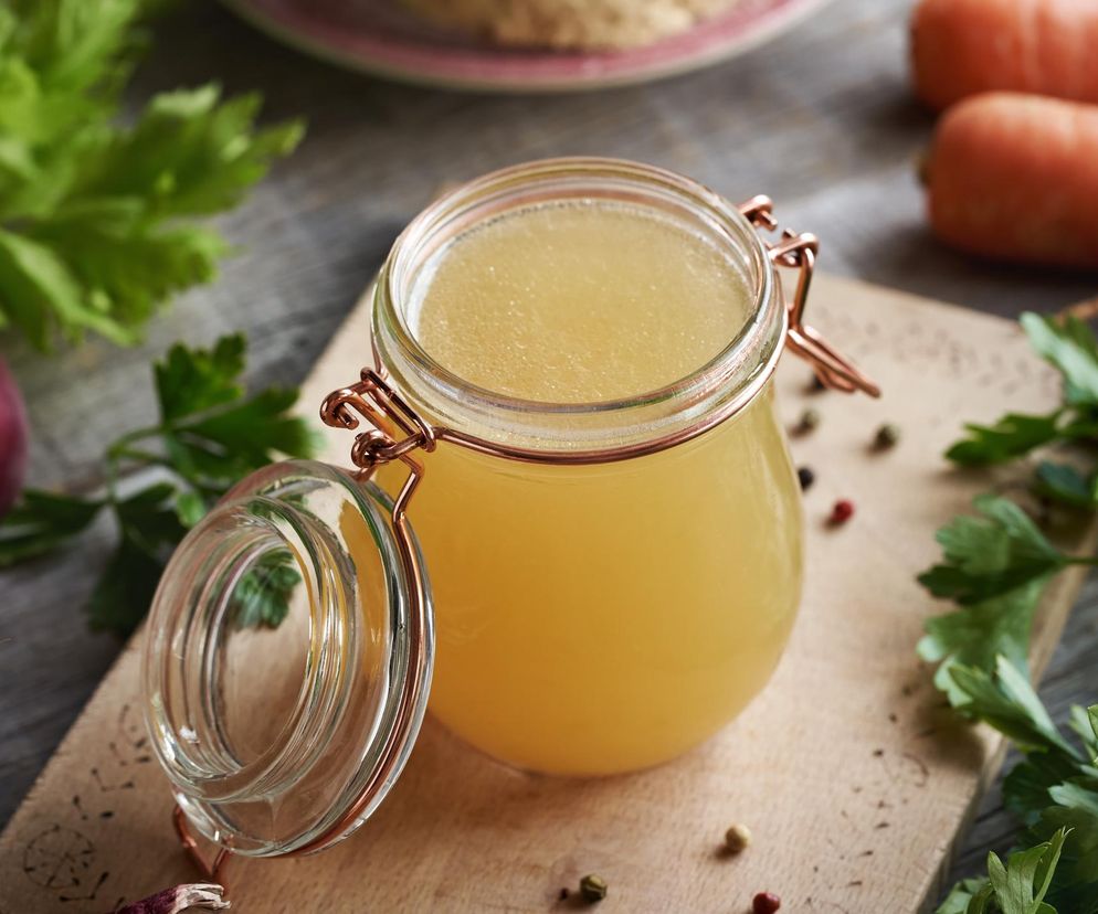 Domowy sposób na ból stawów i przesuszoną cerę. Rosół kolagenowy to złoto w płynie