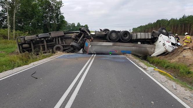 Wypadek na DK 5 pod Bydgoszczą! Przewróciła się cysterna z mlekiem [ZDJĘCIA] 