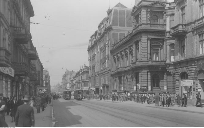 Fragment ulicy. Widoczni przechodnie, jadące tramwaje. Z prawej Grand Hotel pod numerem 72, lata: 1925-1934