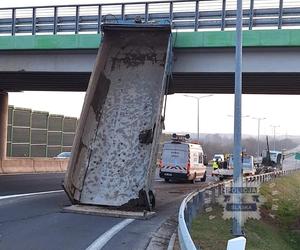 Na DK 86 w Sarnowie kierujący ciężarówką uderzył w most
