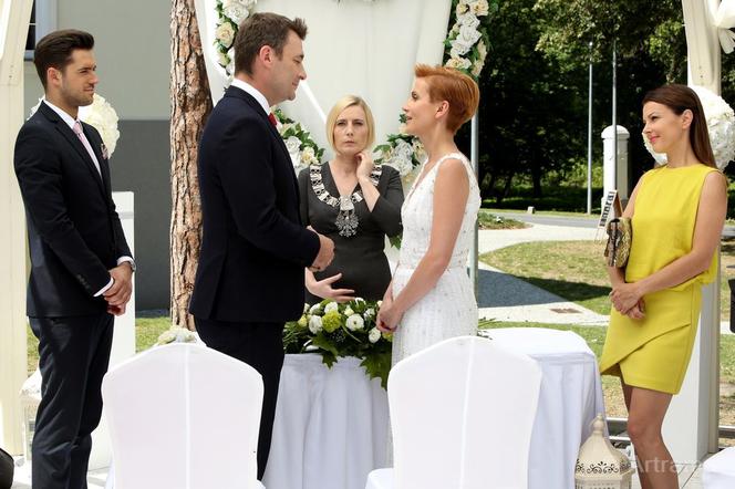 Barwy szczęścia odc. 1376. Kasia Górka (Katarzyna Glinka), Marta Walawska (Katarzyna Zielińska), Artur Chowański (Jacek Rozenek), Ernest (Krystian Kukułka)