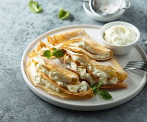 Bez mąki i bez cukru. Dietetyczne naleśniki à la Raffaello uwiodą każdego 