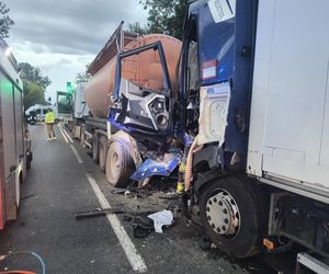 Trzy ciężarówki rozbite pod Płockiem. Kierowca zakleszczony