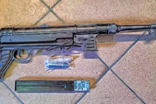 Młody mężczyzna strzelił w zaparkowany samochód. W środku było dziecko