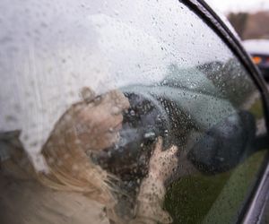 Narzekasz na zaparowane szyby w aucie jesienią? Pamiętaj o tych kwestiach, a problem rozwiąże się sam