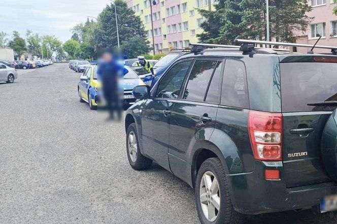Pijany syn uszkodził przy parkowaniu samochód. Ojciec chciał się pochwalić, że robi to lepiej. Też był pijany 