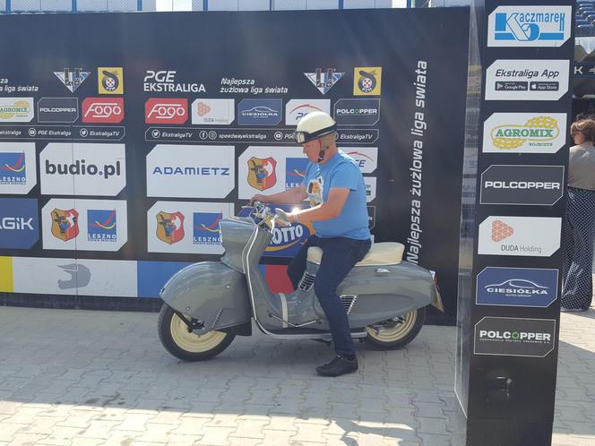 Osy kręciły kółka na stadionie żużlowym w Lesznie. Ogólnopolski zlot skuterów Osa Osieczna-Leszno 