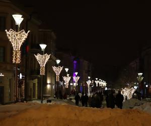 Lublin wieczorową porą. W mieście świąteczne ozdoby i hałdy śniegu. Zobacz zdjęcia!