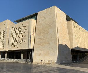 Malta. W tym mieście notuje sie ponad 300 słonecznych dni rocznie. Z lotniska w Rzeszowie  dolecisz tam w niecałe 3 godziny