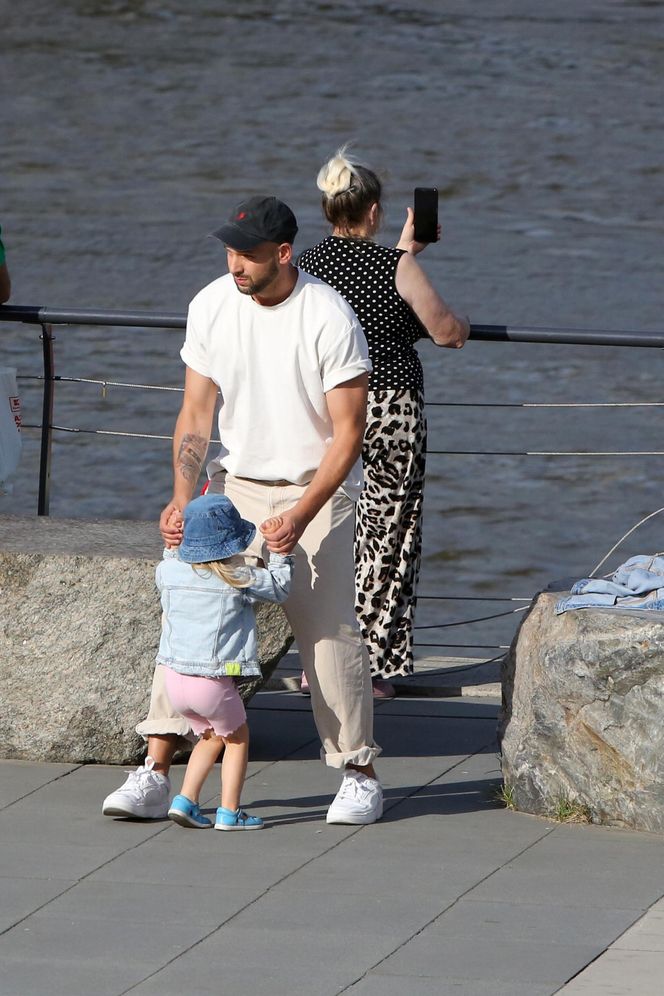 Maciej Pela z córeczkami nad Wisłą