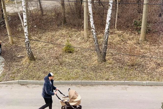 Radny z wózkiem dla dzieci na ulicach Sosnowca. Piękna sprawa! Sypią się gratulacje