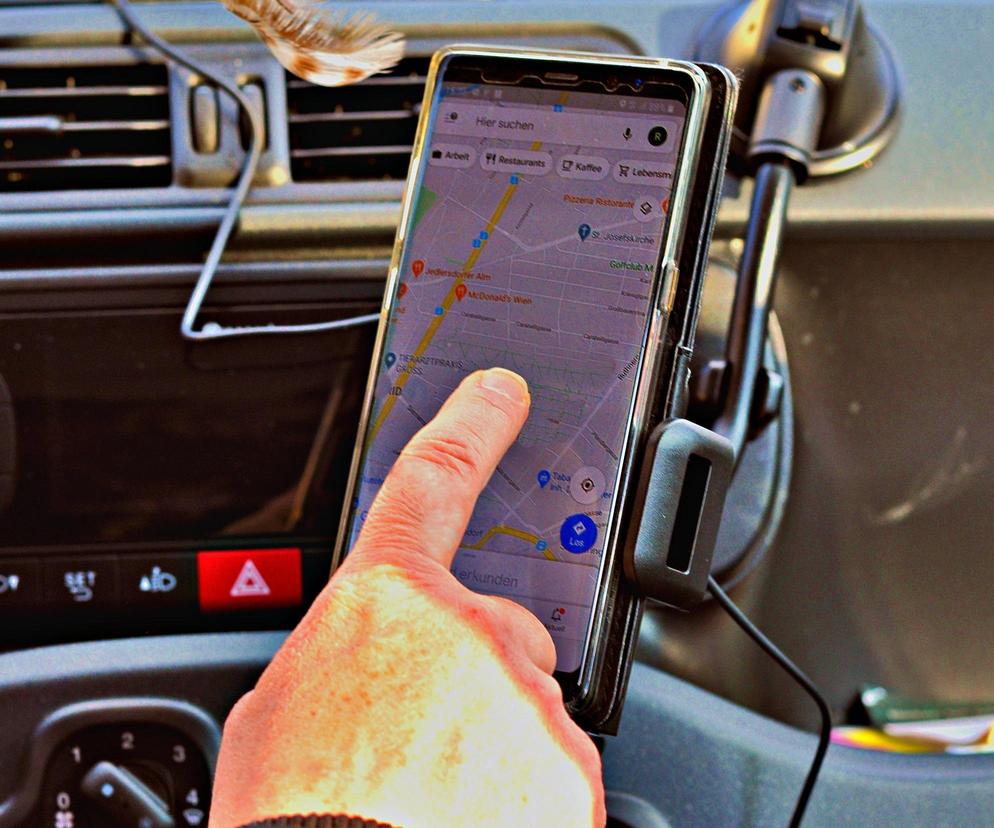 Czy można korzystać z nawigacji w telefonie w samochodzie? Kierowcy są masowo karani mandatami!