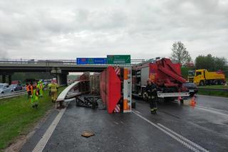 Nawet 3 godziny potrwają utrudnienia na autostradzie A4 w Mysłowicach, gdzie przewróciła się ciężarówka [ZDJĘCIA]