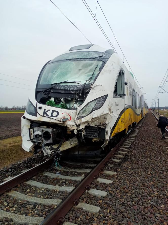 Tragiczny wypadek na przejeździe kolejowym pod Rawiczem! Kierowca ciężarówki nie żyje! 