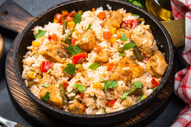ryż z kurczakiem i warzywami