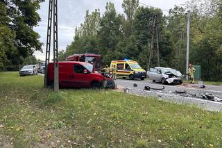 Dwa roztrzaskane auta na Bielanach