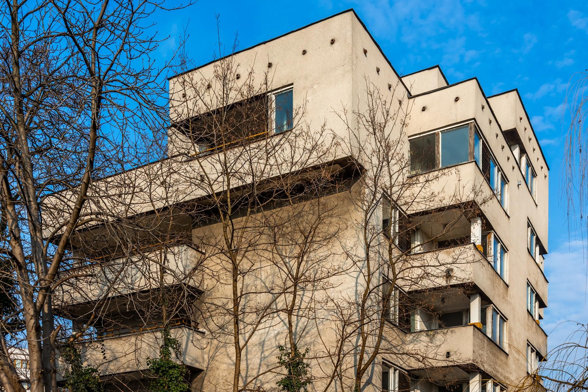 Szpiegowo, blok na Sobieskiego 100 w Warszawie