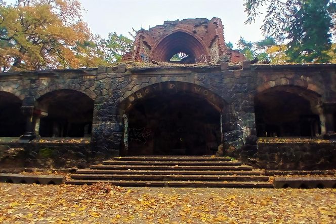 Porządkowanie terenu wokół wieży Quistorpa