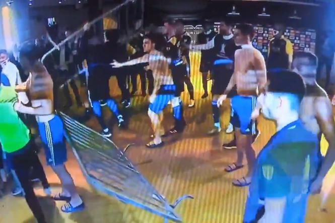 Piłkarze Boca Juniors atakują rywali po przegranym meczu