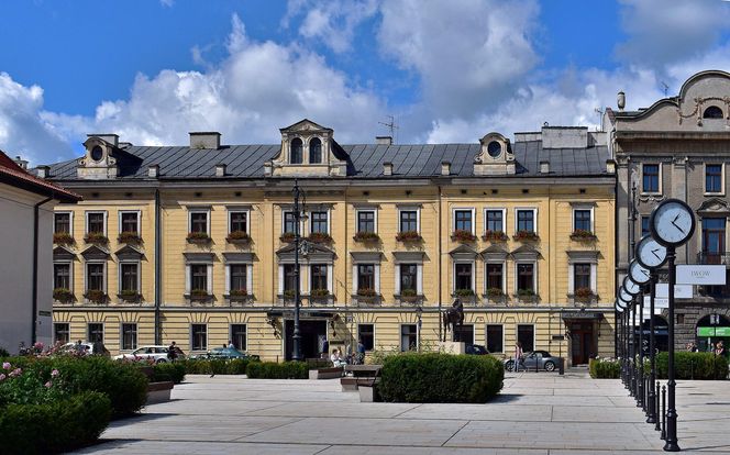 To jeden z najpiękniejszych budynków w Krakowie. Mieszkali w nim Henryk Sienkiewicz i Józef Piłsudski