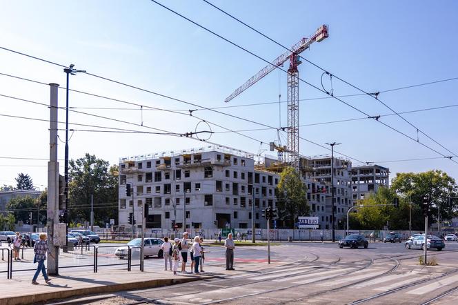 Budowa bloku TBS na skrzyżowaniu ul. Grójeckiej i Banacha w Warszawie