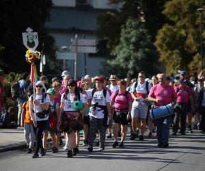 Pielgrzyma na Jasną Górę ruszyła z Krakowa. Tłumy uczestników zmierzają do Częstochowy