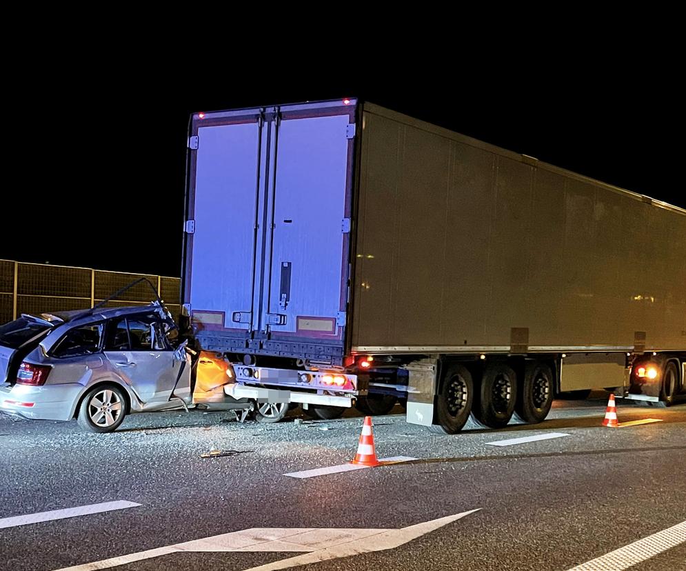 Wypadek na A2 pod Grodziskiem Mazowieckim. Skoda z rodziną z dziećmi wbiła się w tira