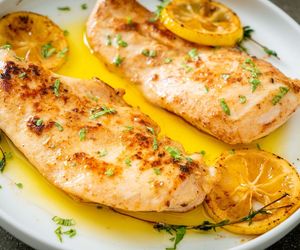 Piersi kurczaka marynuję w tych składnikach. Nigdy nie wysychają i smakują znakomicie 