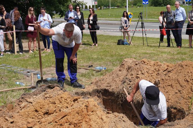 Mistrzostwa w kopaniu grobów na czas w Targach Kielce