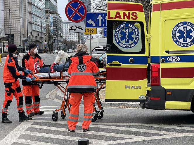 Staranował hulajnogę, uciekł i wrócił. Wypadek w samym centrum Warszawy 