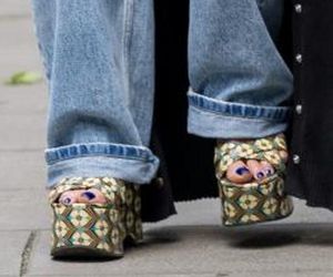 Monika Olejnik w butach Miu Miu za krocie i porwanych dżinsach! Ta stylizacja szokuje