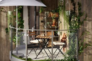 Znalazłam idealne meble na balkon – stylowe i niedrogie, prosto z sieciówek. Co warto kupić w 2026 roku?