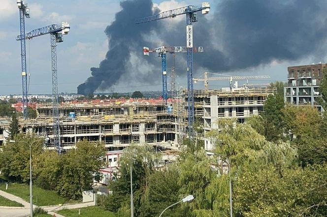 Czarny dym na Lublinem. Na miejscu pracują strażacy
